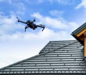 Drohne im Schwebeflug vor einem Einfamilienhaus