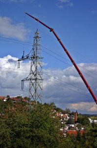Arbeiten in großer Höhe auf Strom Masten das sit Dirty Dull und Dangerous
